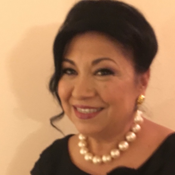 Meet your Posher, Elaine - Picture 1 of 3